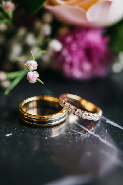 Elegante anillo de diamantes en forma de corazón expuesto en una caja rosada