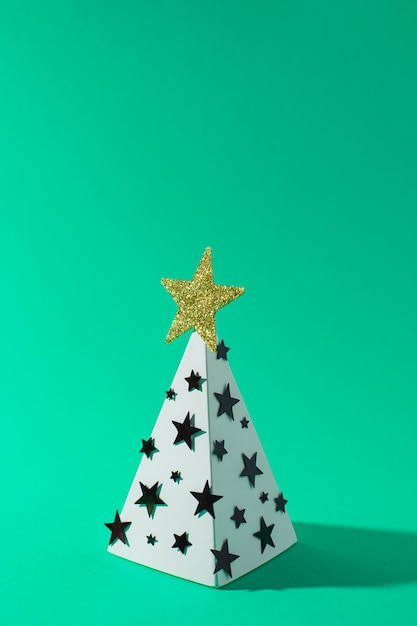 Elegante árbol de Navidad de papel decorado con estrellas