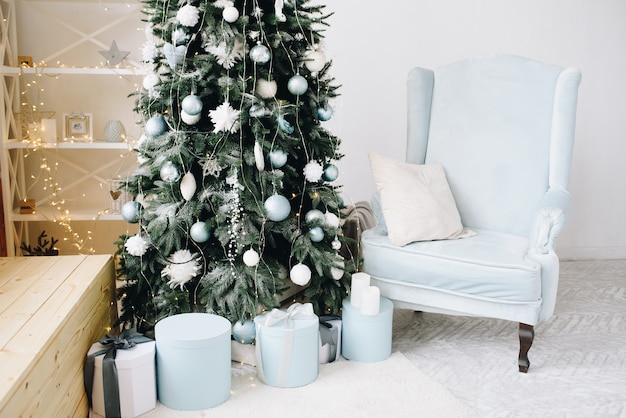 Elegante árbol de Navidad rodeado de regalos envueltos
