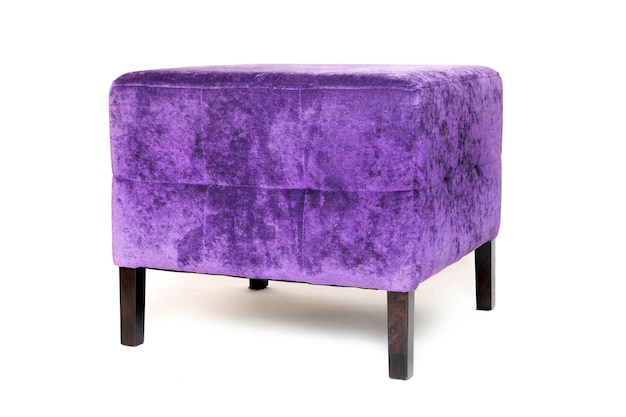 Elegante asiento de terciopelo morado aislado sobre fondo blanco.