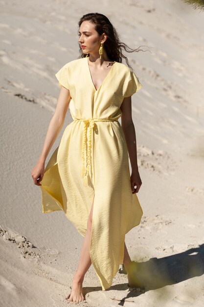 elegante atraente magro mulher sorridente na praia com roupa de tendência de moda estilo verão feliz se divertindo