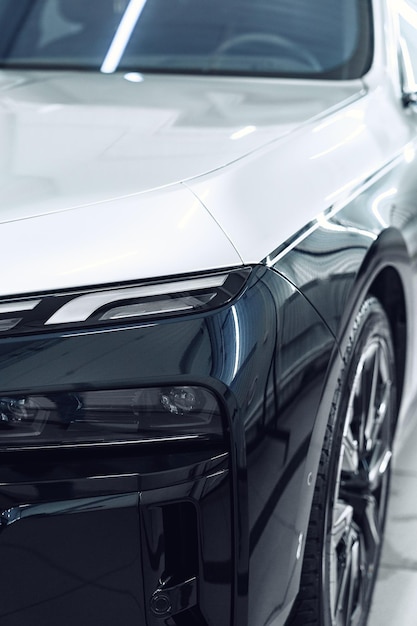Elegante automóvil eléctrico moderno que muestra diseño y tecnología en un entorno de sala de exposiciones bien iluminado