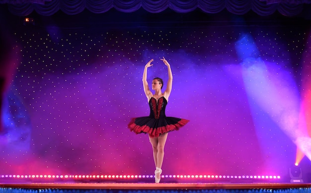 Elegante Balletttänzerin während einer Aufführung in einem Theater