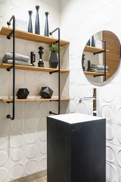 Elegante baño de madera con espejo redondo y lavabo sobre encimera.
