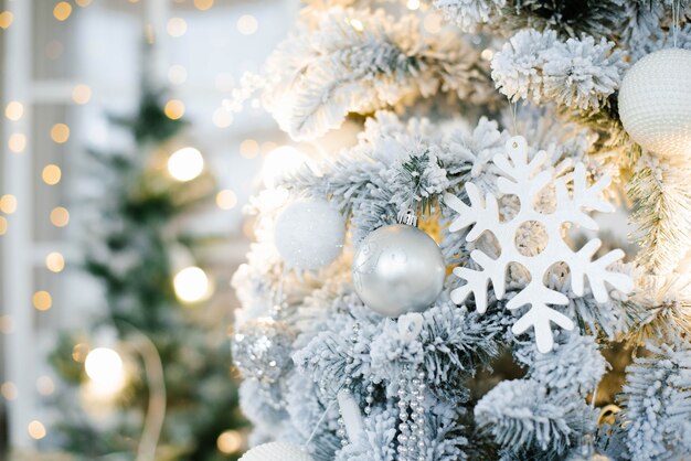 Elegante bela árvore de Natal prateada com balões brancos e dourados close-up