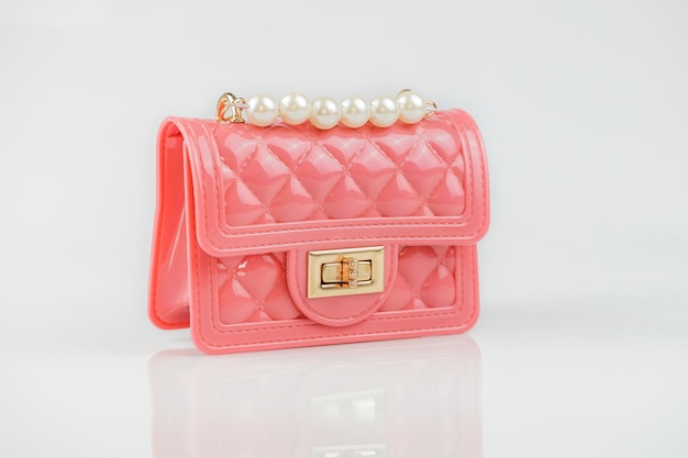 Elegante bolso de mujer rosa aislado en el fondo