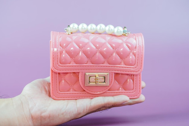 Elegante bolso de mujer rosa aislado en el fondo