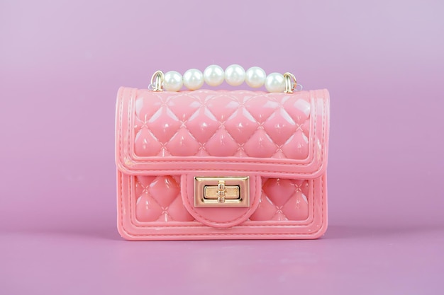 Elegante bolso de mujer rosa aislado en el fondo