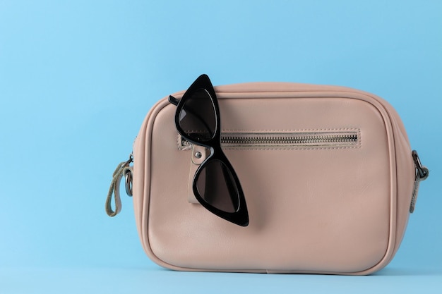 Elegante bolso rosa de moda y accesorios de mujer en un concepto de accesorio femenino de fondo desnudo de moda brillante