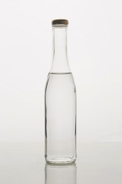 elegante botella minimalista con agua de alta calidad y resolución hermoso concepto de foto