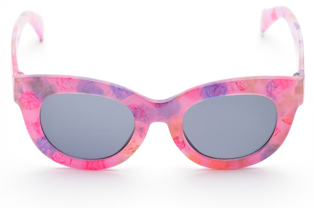 Elegante Brille mit einem rosa Rahmen auf einem isolierten weißen Hintergrund