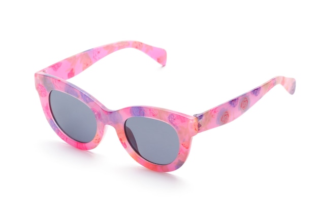 Elegante Brille mit einem rosa Rahmen auf einem isolierten weißen Hintergrund