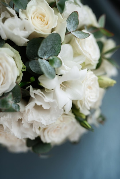 Elegante buquê de casamento com flores naturais frescas e folhagens