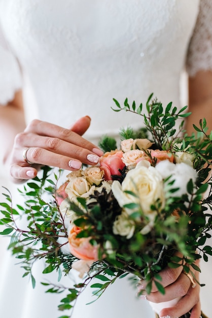 Elegante buquê de casamento com flores naturais frescas e folhagens