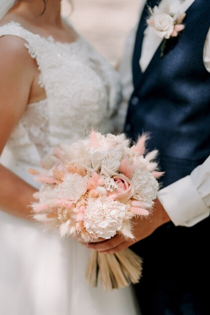 Elegante buquê de casamento com flores naturais frescas e folhagens