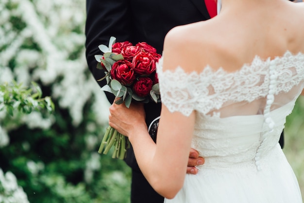 Elegante buquê de casamento com flores naturais frescas e folhagens