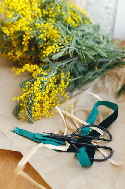 Elegante buquê de mimosa tesoura e fitas feliz dia das mulheres e feliz dia das mães 8 de março