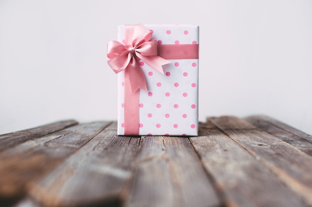 Elegante caja de regalo hecha a mano con lazo rosa.