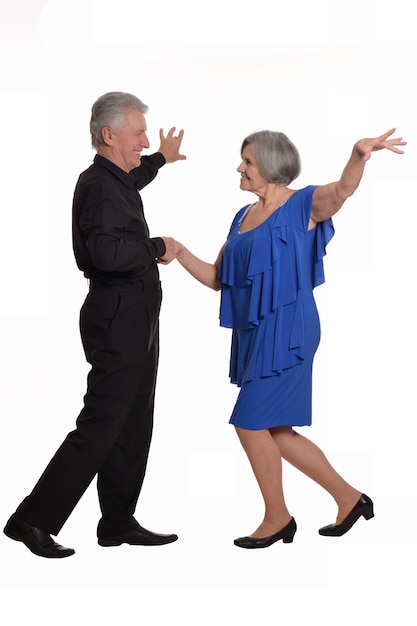 Elegante casal de idosos dançando em um fundo branco