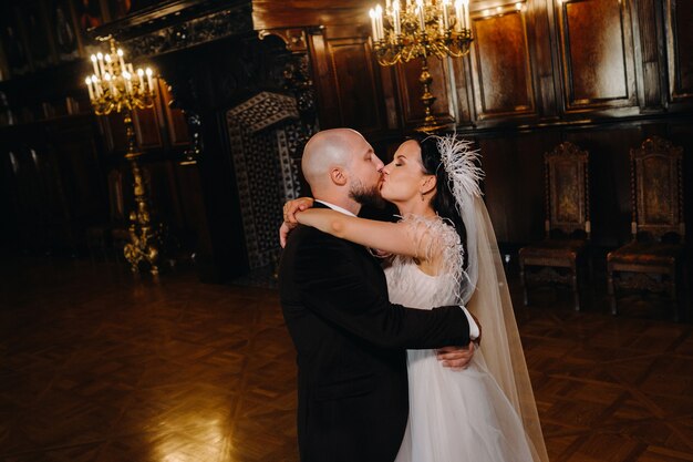 Elegante casal de noivos no interior de um antigo castelo na cidade de Nesvizh