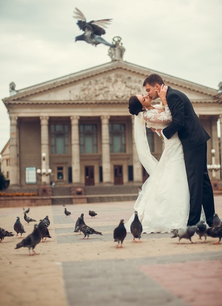 Elegante casal de noivos noiva noivo beijando e abraçando Casal feliz apaixonado