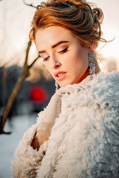 elegante chica milenaria una noche de invierno con luces