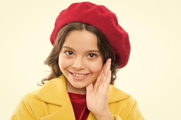 Elegante cocar infância felicidade beleza e primavera moda pequena menina parisiense com cara feliz no cocar menina criança no cocar boina francesa dia das crianças frança estilo outono