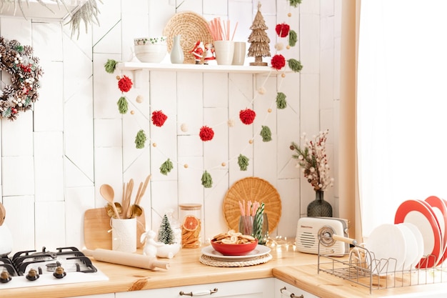 Elegante cocina moderna en blanco con decoración de Año Nuevo