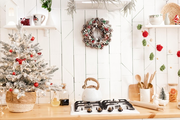 Elegante cocina moderna en blanco con decoración de Año Nuevo