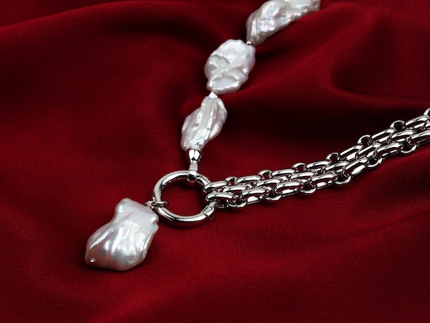 Elegante collar de perlas barrocas de lujo con colgante en material de terciopelo satinado con textura de seda roja