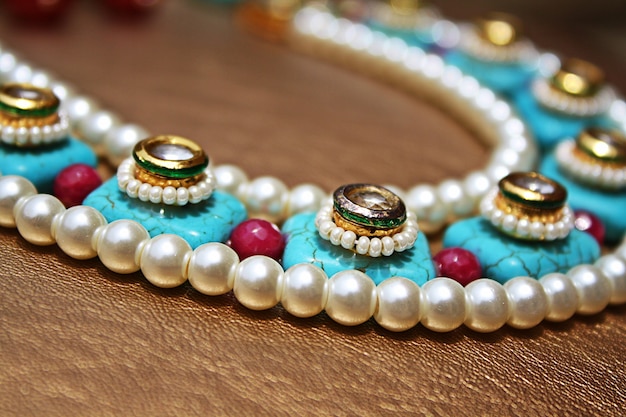 Elegante collar de perlas de piedra azul