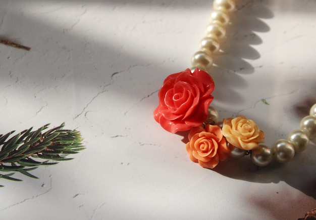 Elegante collar de perlas con rosas rojas
