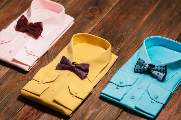 Elegante de coloridas camisas masculinas con pajarita