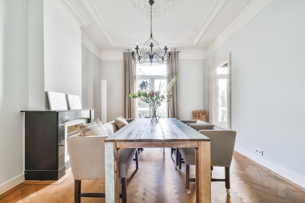 Elegante comedor con mesa y cómodas sillas.