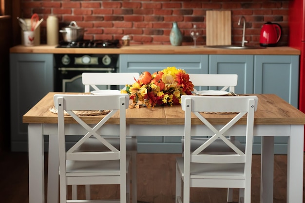 Elegante comedor con mesa y sillas de madera