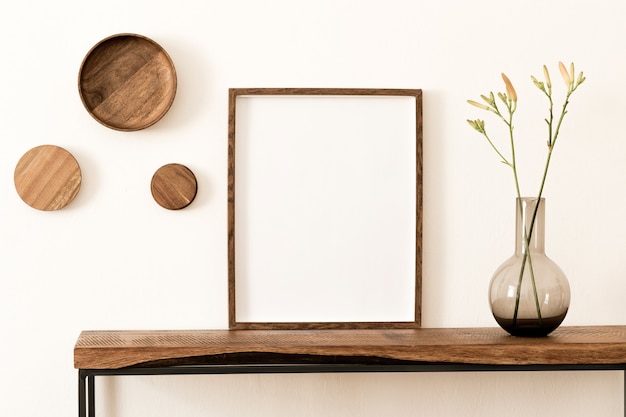 Elegante composición del interior de la sala de estar con paredes blancas, plantas verdes en macetas de diseño hipster blanco en la consola escandinava de madera. Concepto minimalista. Copie el espacio.