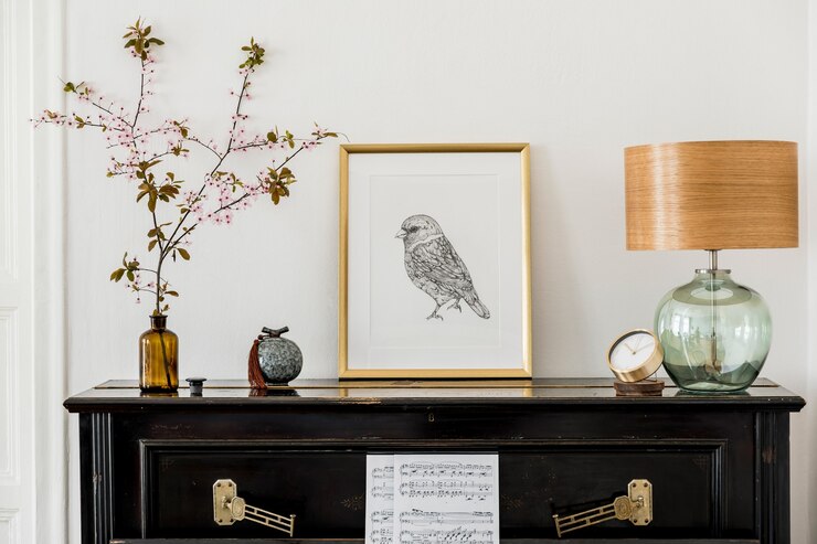 Foto elegante composición en el interior de la sala de estar con piano negro, marco de póster simulado dorado, flores de primavera, decoración, lámpara y elegantes accesorios presonales en la decoración del hogar moderno.