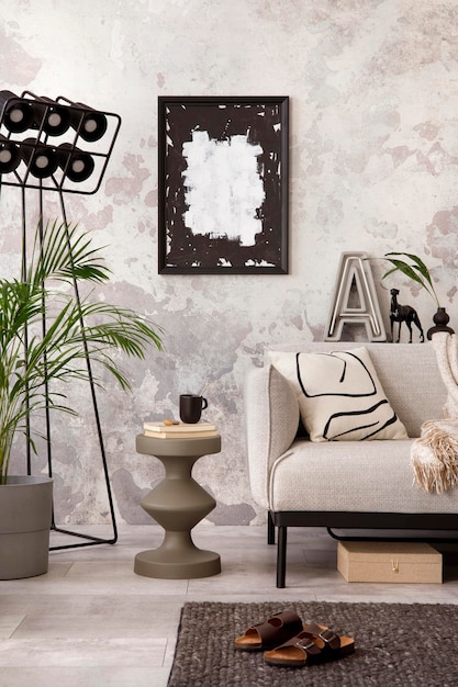 La elegante composición en el interior de la sala de estar con un póster simulado, un sofá gris, un póster de mesa de café y elegantes accesorios personales Loft e interior industrial Plantillas
