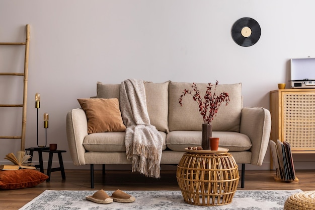 La elegante composición del interior de la sala de estar con sofá beige con alfombra, almohada, mesa de centro a cuadros y accesorios personales Pared beige Decoración del hogar Plantilla