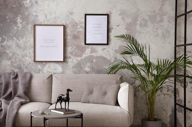 La elegante composición en el interior de la sala de estar con un sofá gris de diseño, una mesa de centro, una lámpara colgante y elegantes accesorios personales Loft e interior industrial Moc up poster Plantilla xD