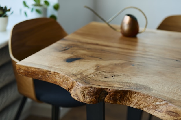 Elegante composición de mesa artesanal de madera de roble con sillas, regadera de cobre y piso moderno en un hermoso invernadero de naranjos.