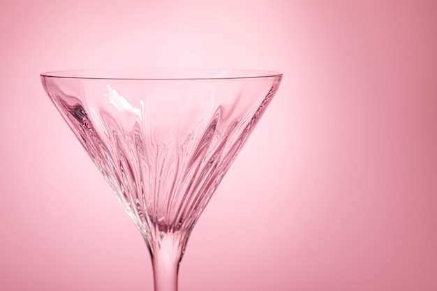 Foto elegante copa de martini vacía en primer plano de fondo rosado espacio para el texto