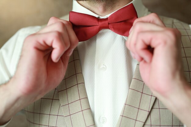 Foto elegante corbata de mariposa roja en un hombre