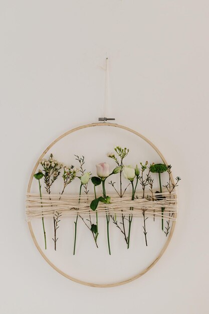 Elegante corona de primavera con hermosas flores frescas colgadas en la pared Moderna decoración floral creativa