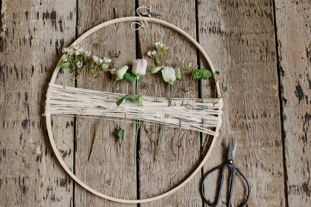 Foto elegante corona de primavera con hermosas flores frescas planas decoración floral creativa moderna