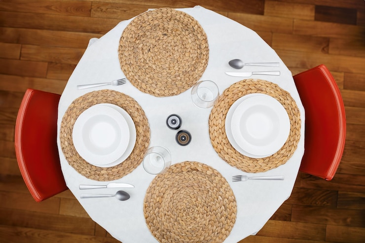 Foto elegante decoração de mesa com tapetes de tecido e cadeiras vermelhas