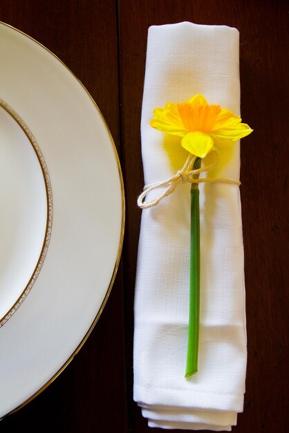 Foto elegante decoração de mesa de primavera com acento de narcisos e prato de borda dourada