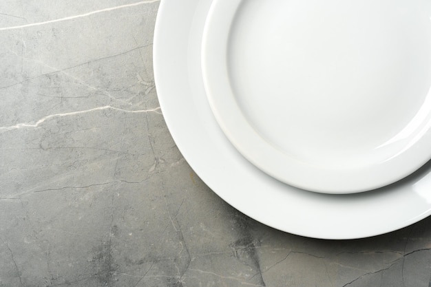 Elegante decoração de mesa em fundo de mármore cinza