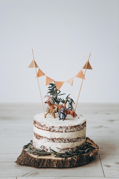 Elegante delicioso bolo branco decorado com animais do zoológico copiam o fundo branco do espaço