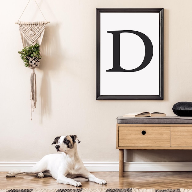 Elegante diseño interior de comedor en loft con mesa de madera para compartir, sillas, flores secas en jarrón y elegantes accesorios. Decoración casera moderna del espacio industrial.